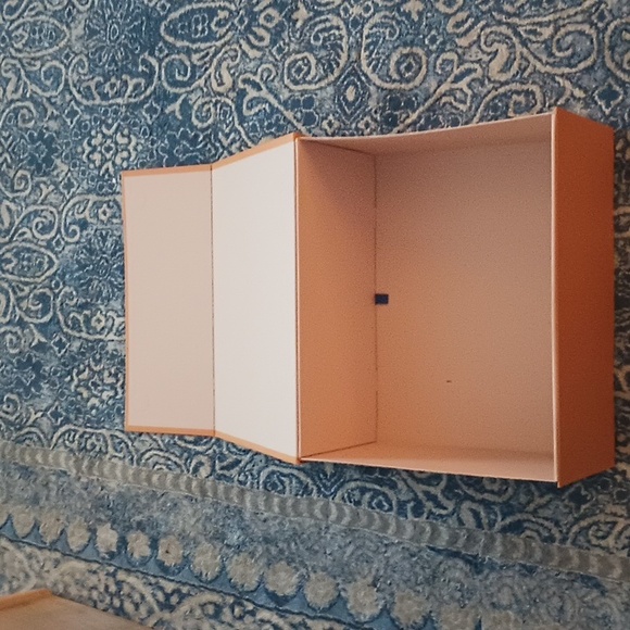 New Louis Vuitton Box With Magnetic Closure - Picture 2 of 4